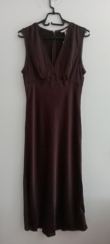 Elegantna midi haljina bez rukava u tamno braon boji. - Kroj