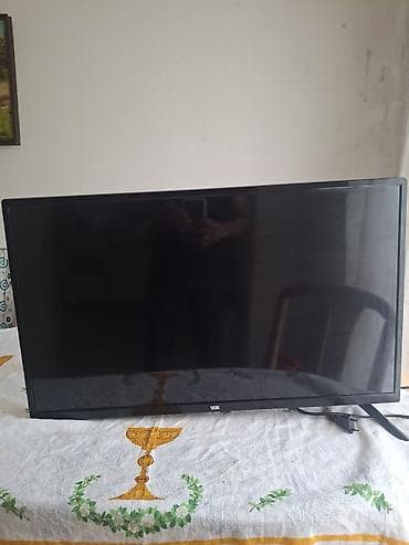 VOX LED TV – dijagonala oko 32 inča - Tanka crna rama, postolje sa