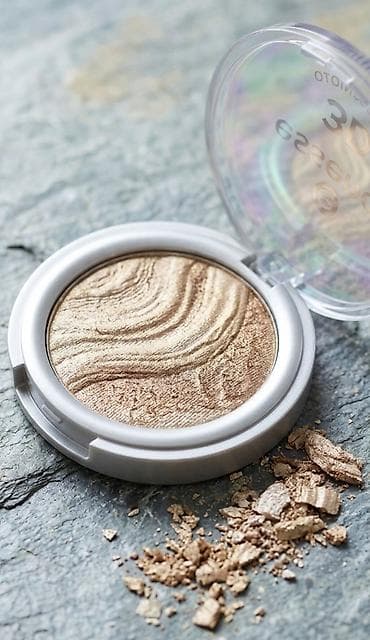 Essence 3D highlighter – kompaktni iluminator sa mermernim uzorkom u
