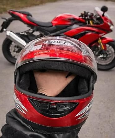skuteri 100 kubika: Kaciga za motor, sa zaštitnom folijom na viziru. Modernog sportskog — 2