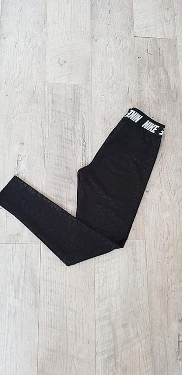 Nike ženske helanke – crne sa suptilnim animal printom. Elastični