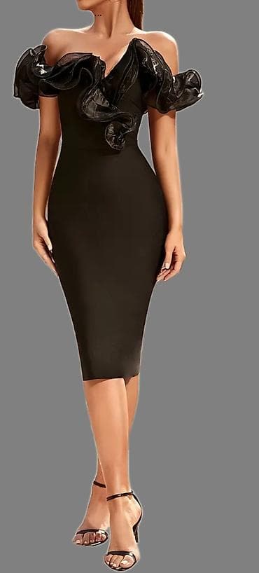 duboke tene: Elegantna crna midi haljina sa naglašenim ramenima i raskošnim 3D — 2