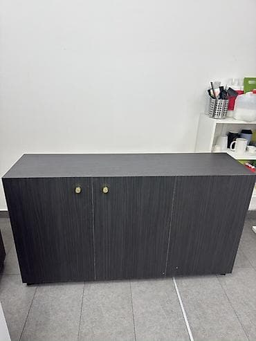 Komoda sa 3 vrata
135cmx72cmx35cm
(sa manjim ostecenjem) na lalafo.rs Komoda sa 3 vrata
135cmx72cmx35cm
(sa manjim ostecenjem)
