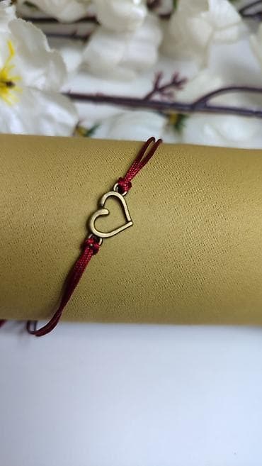 sat za prepisivanje: Narukvica sa priveskom srce – bordo konac - Elegantna minimalistička — 4