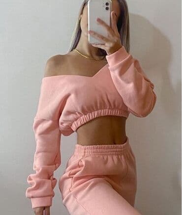 Komplet trenerke crop top bluza i donji deo. Futer meki nezno zuta