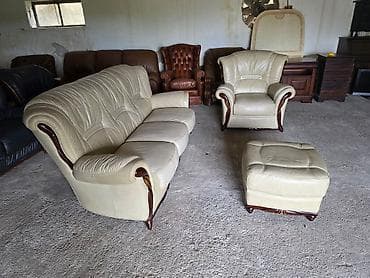 Elegantna garnitura za sedenje u krem boji, presvučena kožom. Set