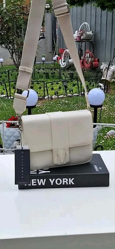 pero za pisanje: Ženska crossbody torba sa metalnim slovom “M” na preklopu. Uz torbu — 6