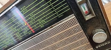 otkup starih satova: Prijenosni tranzistorski radio Selena. Bez poklopca za bateriju. - — 2