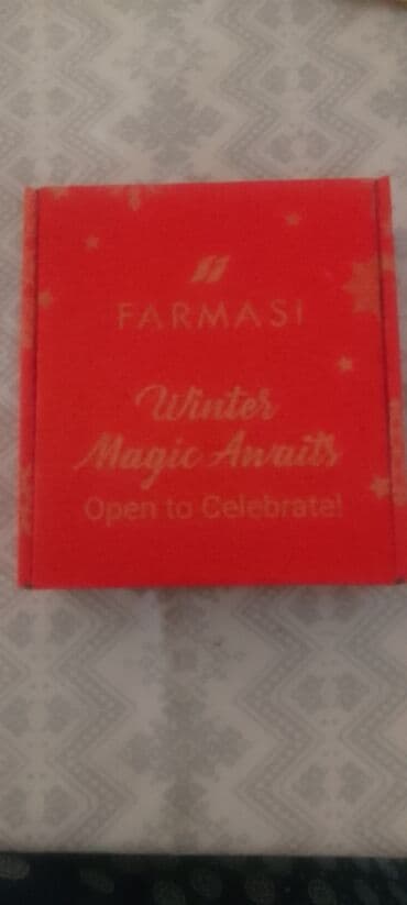 parfemske note: Kutija brenda Farmasi sa natpisom "Winter Magic Awaits. Open to — 1