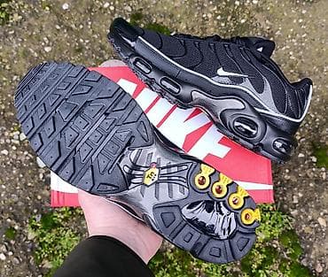trapstar komplet: Nike TN patike u crnoj boji sa sivim i belim detaljima. Model je — 4