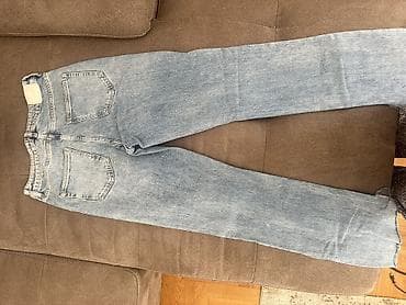 plitke farmerke: Blago zvonaste farmerke dubokog struka svetloplavog teksasa sa — 2