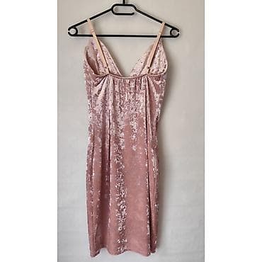plišane haljine 2022: Plišana haljina u puder‑roze boji, sa svetlucavim „crushed velvet“ — 3