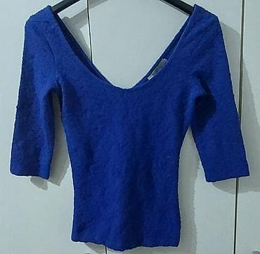 Plava ženska majica/bluza sa 3/4 rukavima. Model je pripijen uz telo