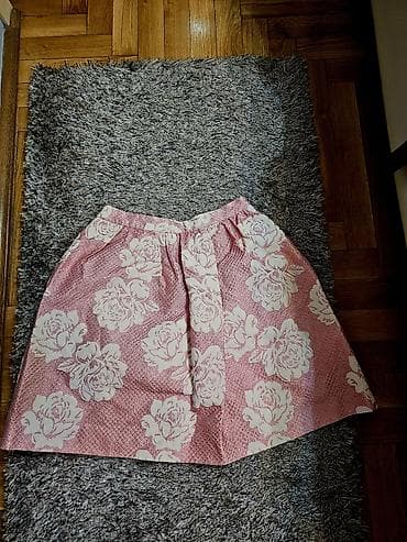 Ženska suknja A-kroja sa visokim strukom, u svetloružičastoj boji sa