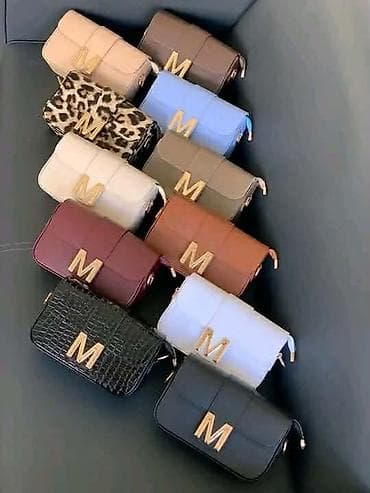 sveat: Ženska crossbody torbica sa velikim metalnim slovom “M” - Kompaktna — 3