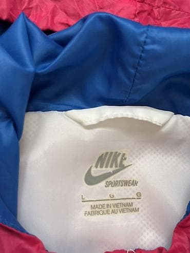 Skafanderi: Nike Sportswear Windrunner jakna s kapuljačom - Model: The Windrunner — 2