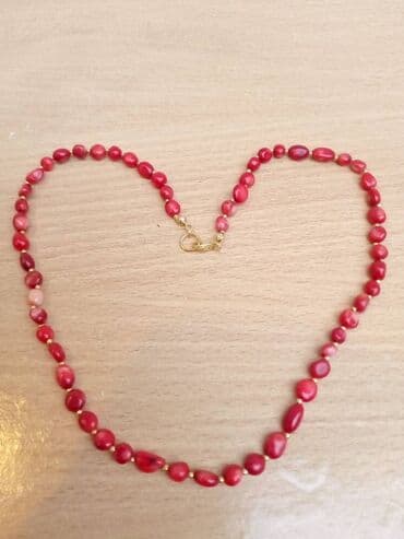 Donji delovi trenerke: Ogrlica od Korala 2 Ogrlica od Korala Ukupna dužina-obim 51,5 cm — 5