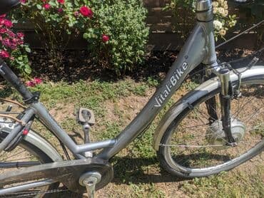 test iz engleskog za 3 razred: Električni bicikl Vital Bike u srebrnoj boji. Ima ram standardne — 6