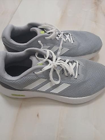 bele ravne sandale: Sportske patike Adidas, sivo-bele boje. - Model sa mrežastim (mesh) — 2