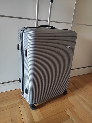 Kofer veliki. Bez ostecenja i mana. Sve na njemu ispravno i