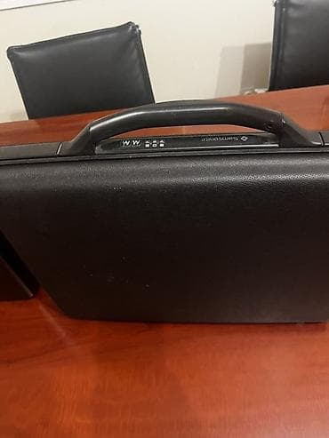 startne puske: Jedna akt tasna 1500, obe za 2500din. Samsonite poslovni — 1