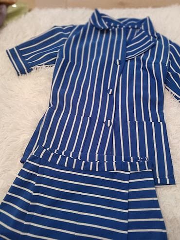 Dvodijelni komplet sa prugama – bluza i suknja - Boja: kobalt plava na lalafo.rs Dvodijelni komplet sa prugama – bluza i suknja - Boja: kobalt plava