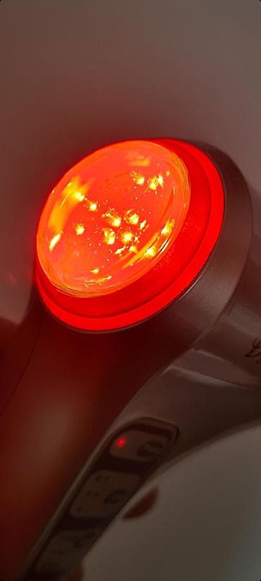 Donji delovi trenerke: • Prodajem aparat DeSheli Twinray za podmlađivanje, zatezanje kože — 1