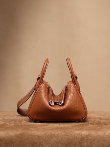 šnala u obliku cveta: Kožna torba u boji konjaka – kompaktan model sa ručkama - Materijal — 9