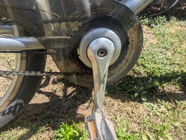 test iz engleskog za 3 razred: Električni bicikl Vital Bike u srebrnoj boji. Ima ram standardne — 4