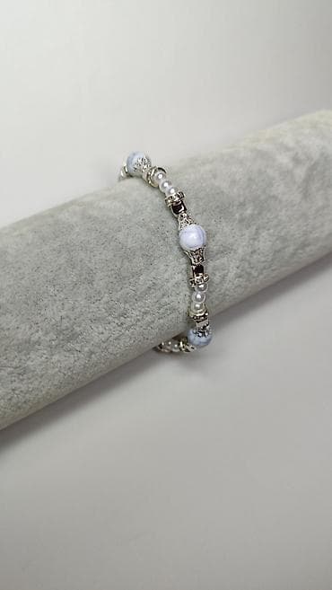 kofer za kvad: Elegantna ženska narukvica sa perlama i metalnim elementima - Dizajn — 6
