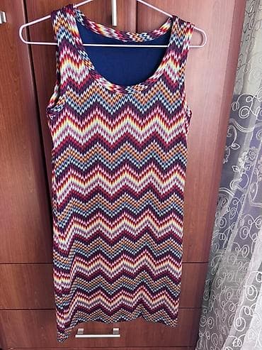 Ova ženska mini haljina bez rukava odlikuje se živopisnim cik-cak