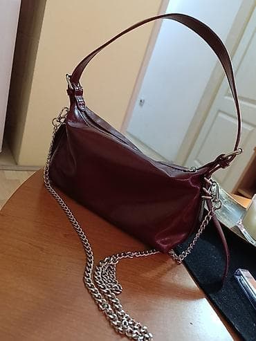 sat sa slikom: Bordo ženska torba "Stradivarius" preko ramena sa sjajnom završnom — 3