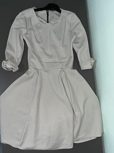 obuca: Elegantna bež haljina sa punom suknjom i 3/4 rukavima. - Klasičan — 1