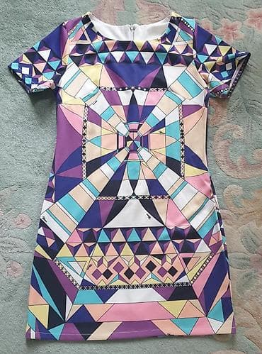 Prelepa haljina, sarena, geometriski print, jednostavnog kroja, a jako