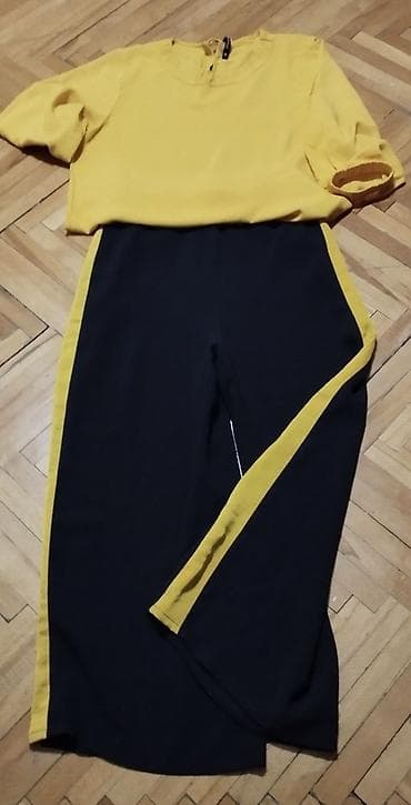 Zenski komplet odgovara velicini 36 malo nosen lepo ocuvan.Pantalone