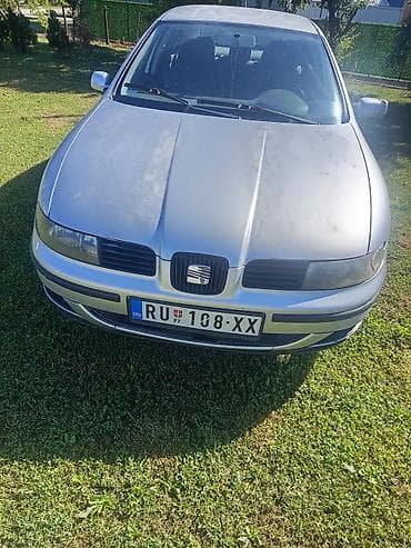 Seat Toledo – hečbek/limuzina, srebrna boja. Benzinski motor 1.4 16V