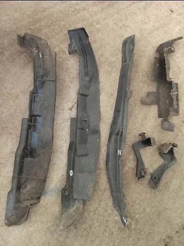 auto delovi alfa: NOSAC PLASTIKA BLATOBRANA ZA AUDI A4 — 1