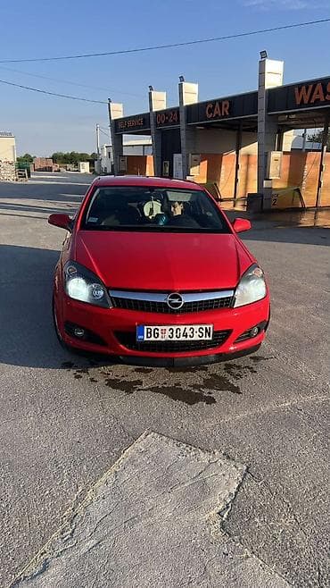 Opel: Opel Astra GTC, trovratni hečbek u crvenoj boji. Glavne — 4