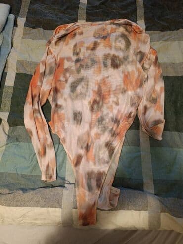 Ženski bodi sa dugim rukavima i visokim izrezom na donjem delu