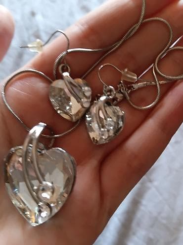 perle za kosu: Komplet nakita – ogrlica i minđuše sa privescima u obliku srca — 3