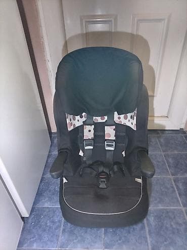 Dečije auto-sedište sa naslonima za ruke i petotačkastim sigurnosnim