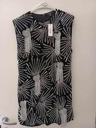 Crna mini haljina bez rukava sa bogatim aplikacijama od belih perlica