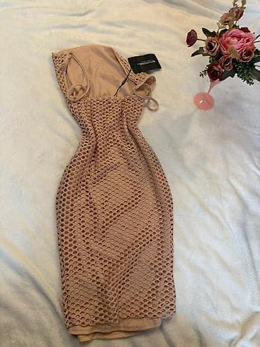 roma m: PrettyLittleThing haljina – bež/nude ton - Model: uska midi/mini — 2