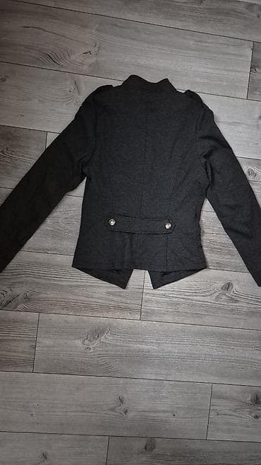 sorc m: Ženski sako u vojničkom stilu, tamno sive boje. - Kroj: strukiran — 2