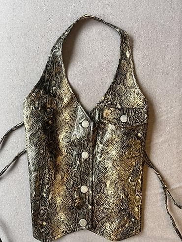 1) Prsluk sa zmijskim printom - Materijal: eko-koža/imitacija zmijske