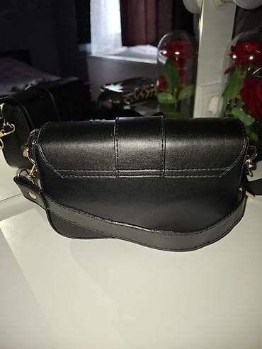 guess torbica zenska: Crna ženska crossbody torbica sa preklopom i metalnim „M” logom u — 2