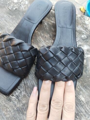 bluze c a: H&M papuce br 38
Ug 24,5 — 4