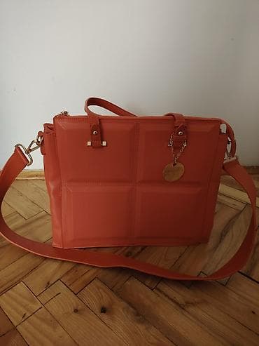 Elegantna ženska torba u koralno-narandžastoj boji. - Materijal