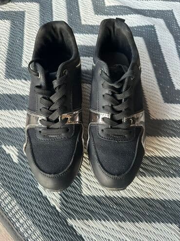 Women's Sneakers and athletic shoes: Crne uniseks patike sa sjajnim srebrnim detaljima. Gornjište kombinuje — 1