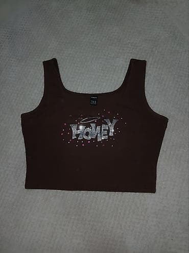 Ženski crop top bez rukava, brenda SHEIN, u tamno braon boji. Model